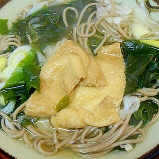 残った稲荷あげでワカメ蕎麦　